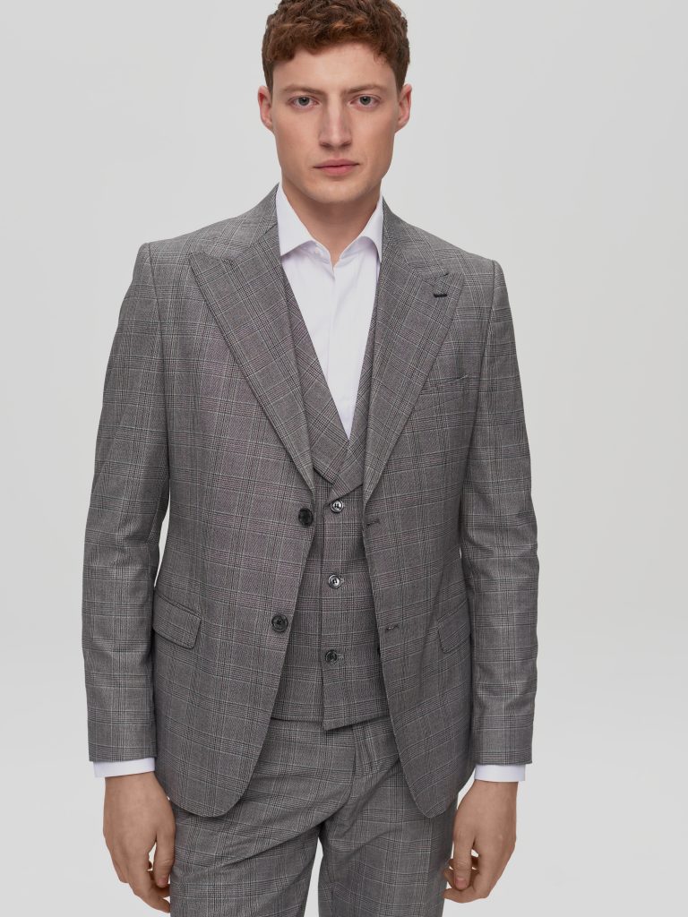 Чоловічий класичний сірий костюм з двобортним жилетом