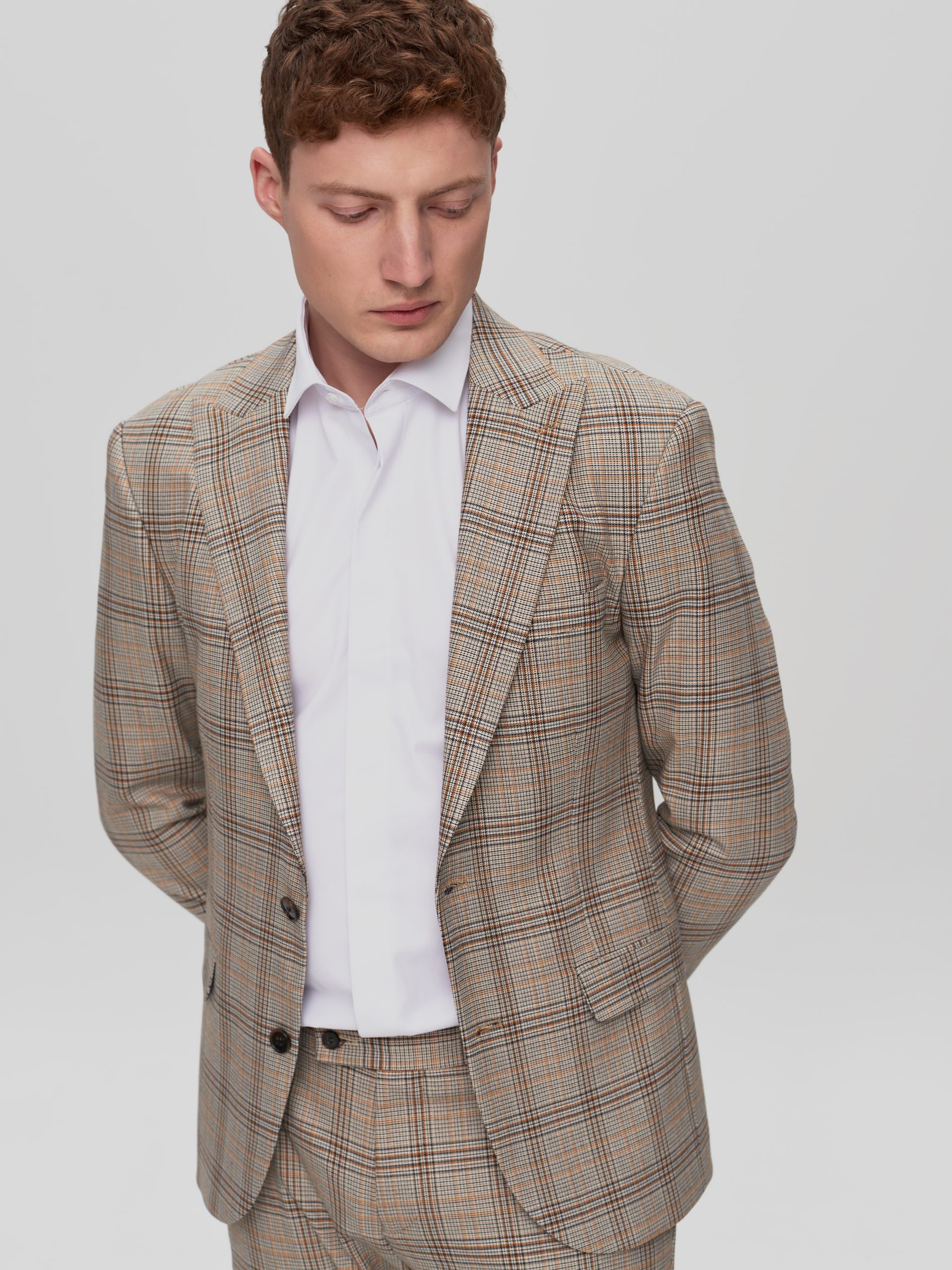 Чоловічий класичний світло-коричневий костюм у велику клітинку