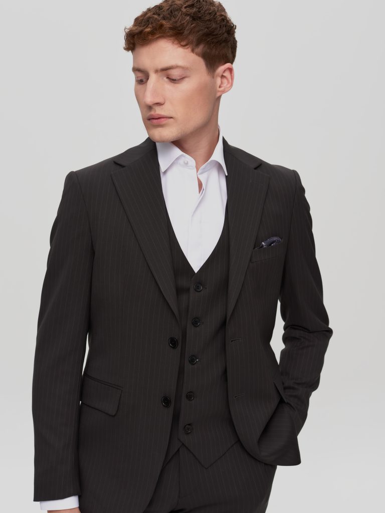 Класичний чоловічий костюм-трійка кольору антрацит