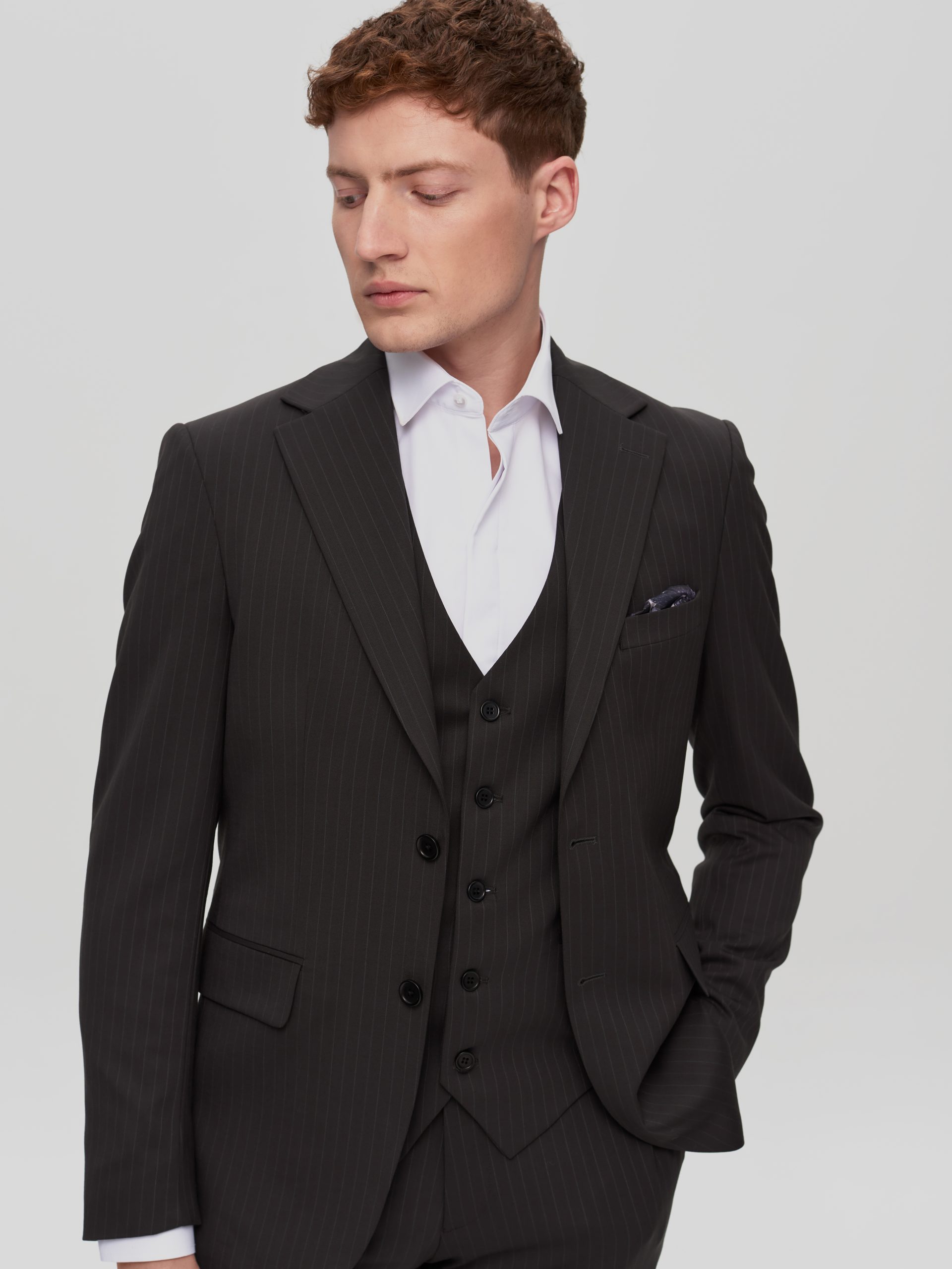 Класичний чоловічий костюм-трійка кольору антрацит