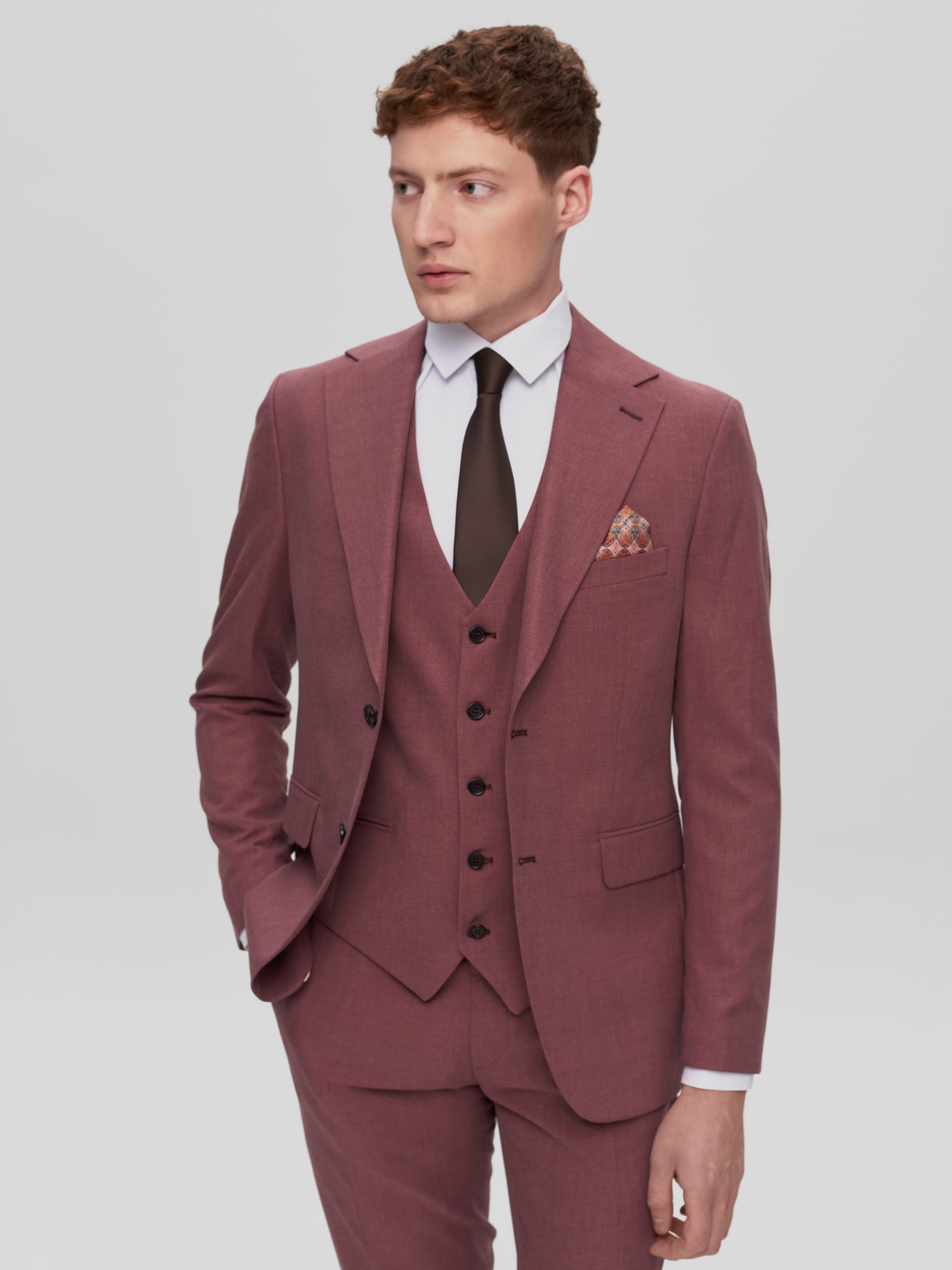 Класичний чоловічий костюм-трійка бордового кольору