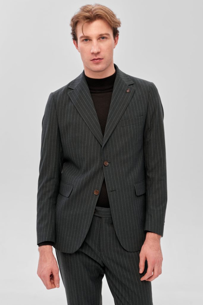 Чоловічий класичний костюм смарагдового кольору у смужку