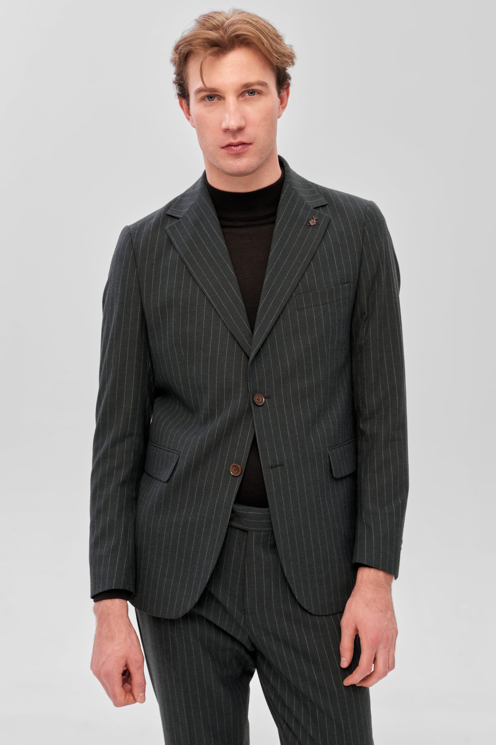 Чоловічий класичний костюм смарагдового кольору у смужку