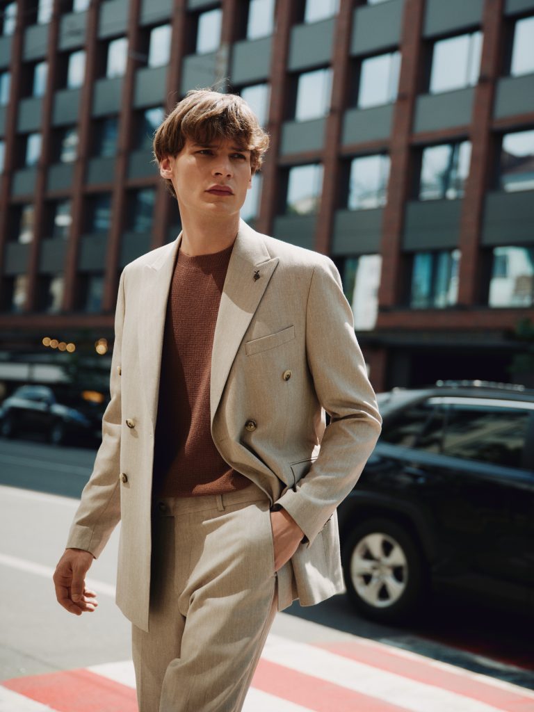 Чоловічий двобортний бежевий костюм зі структурної тканини