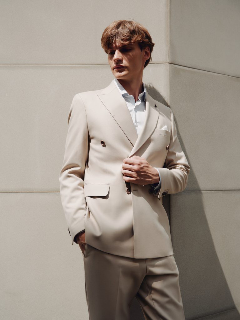 Чоловічий костюм бежевий двобортний