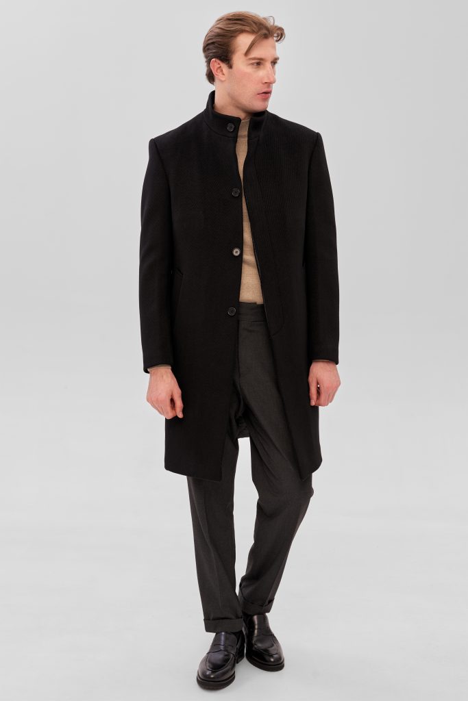 Чорне пальто з коміром стійкою