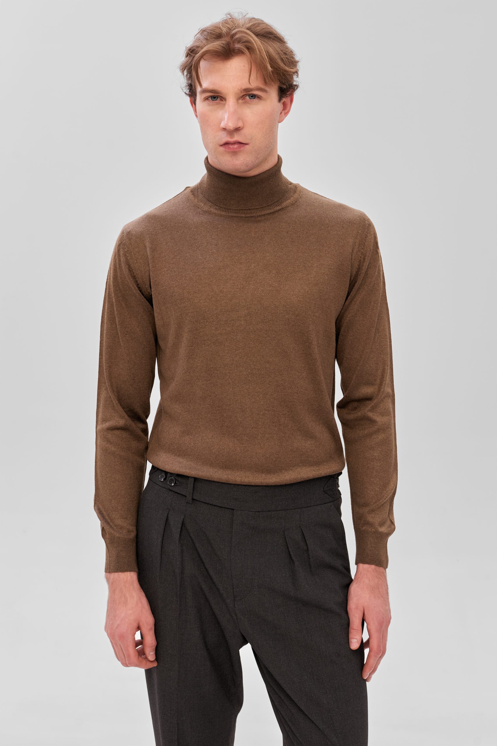 Коричневий гольф з високим коміром