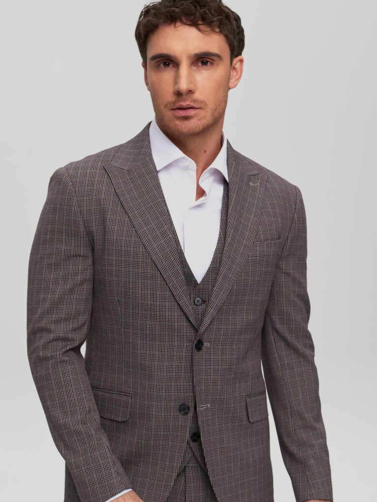 Чоловічий класичний костюм трійка у мілку клітинку
