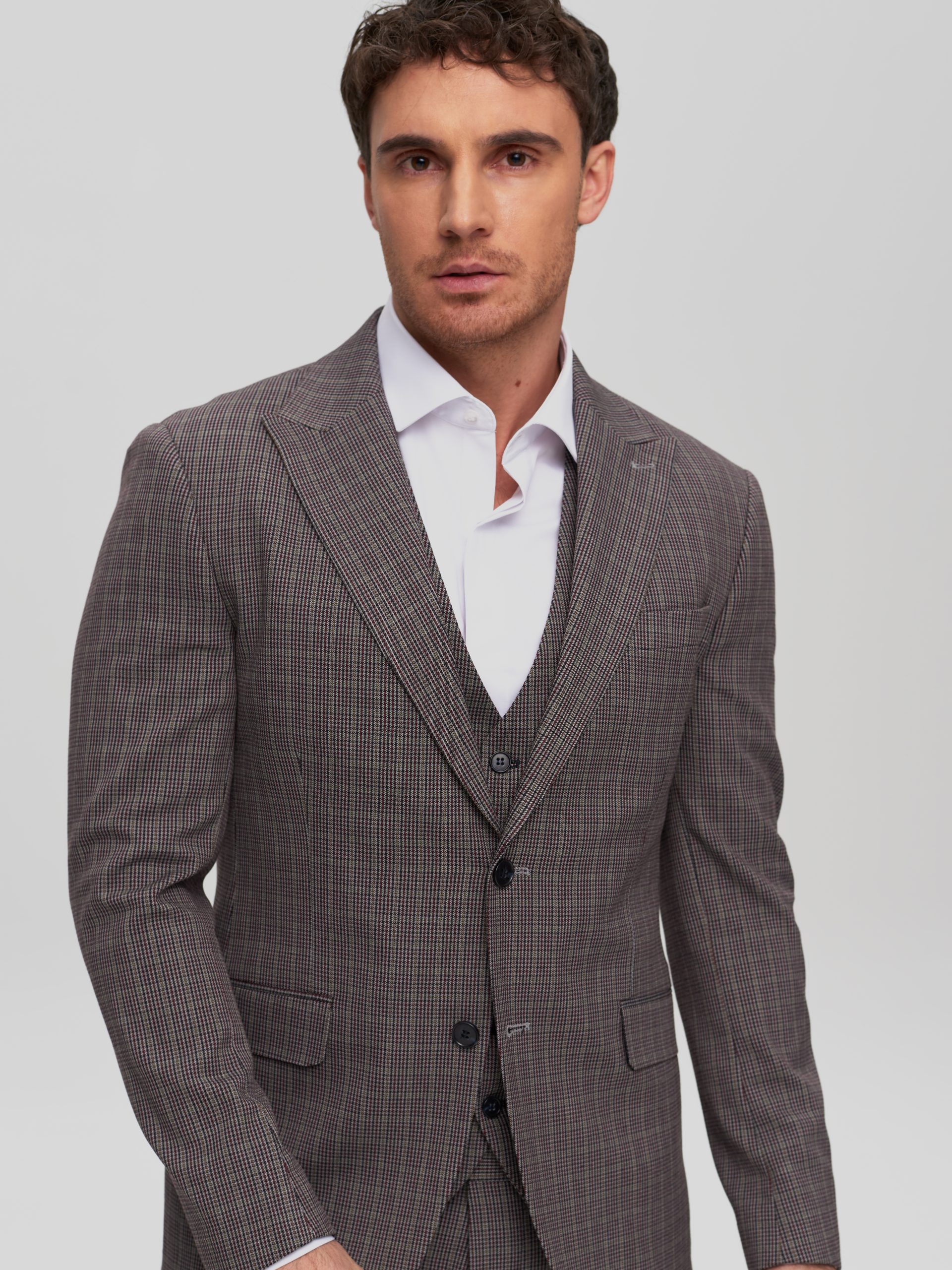 Чоловічий класичний костюм трійка у мілку клітинку