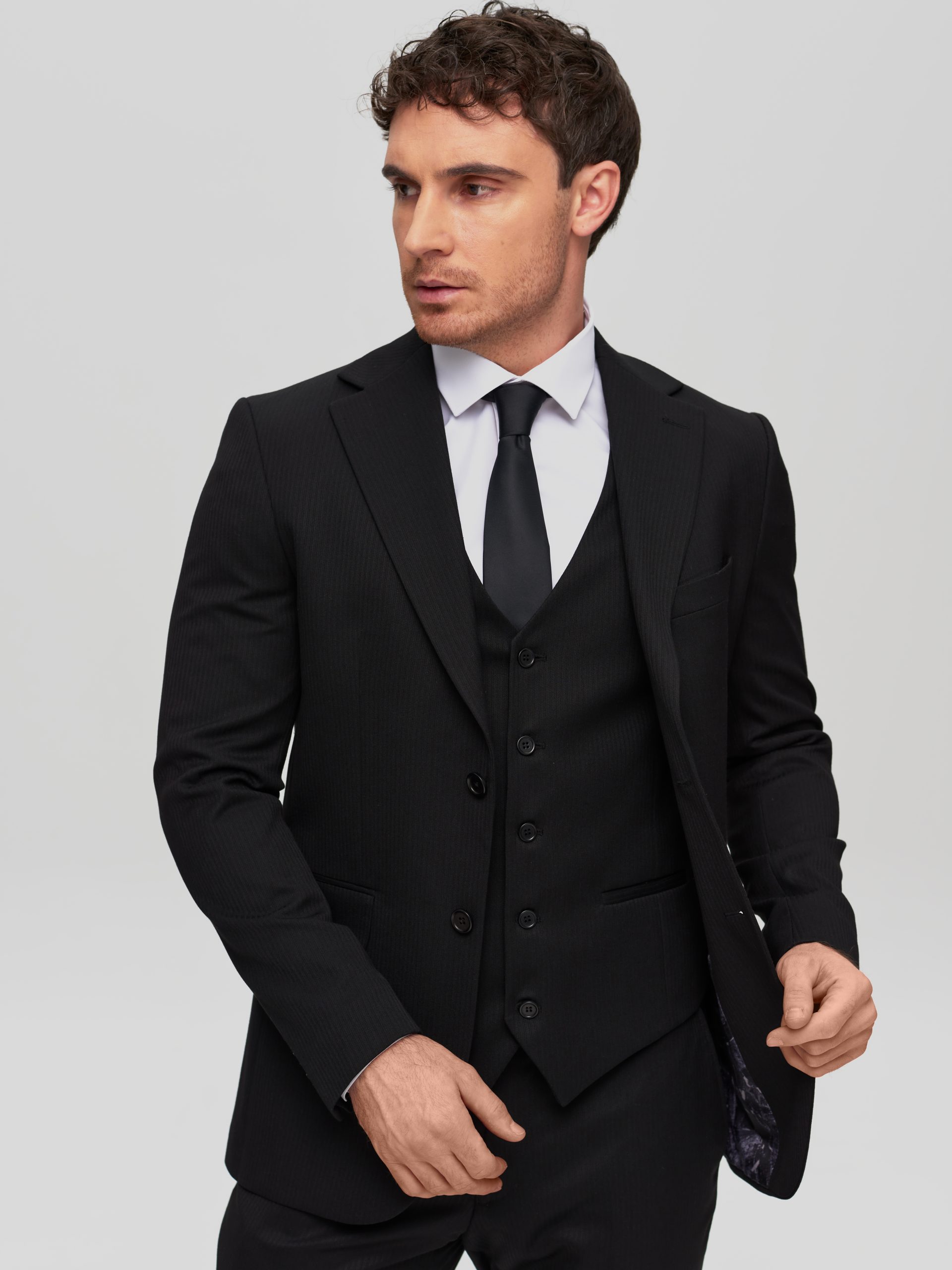Класичний чоловічий чорний костюм зі структурної тканини