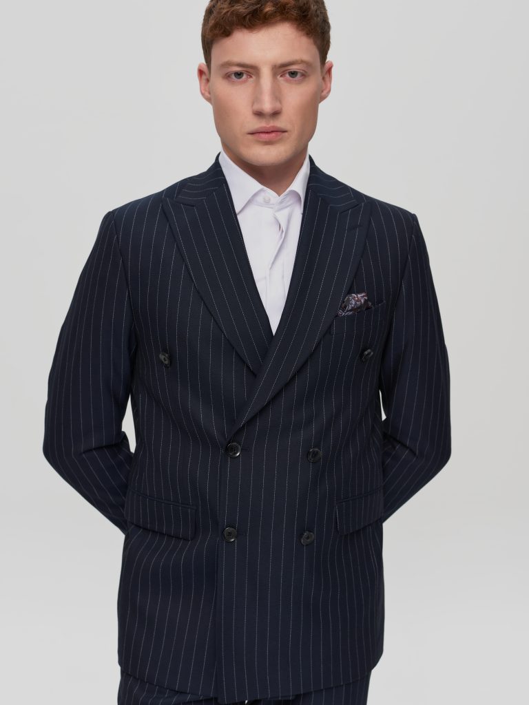Чоловічий класичний костюм двобортний синій у смужку