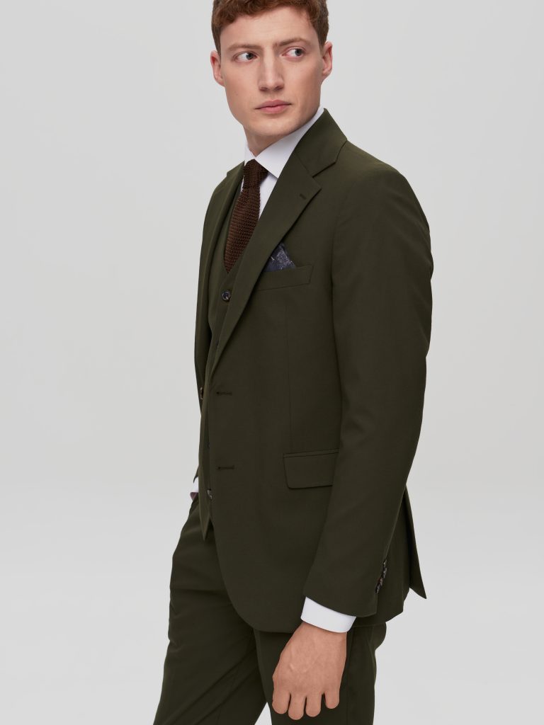 Класичний чоловічий костюм кольору хакі