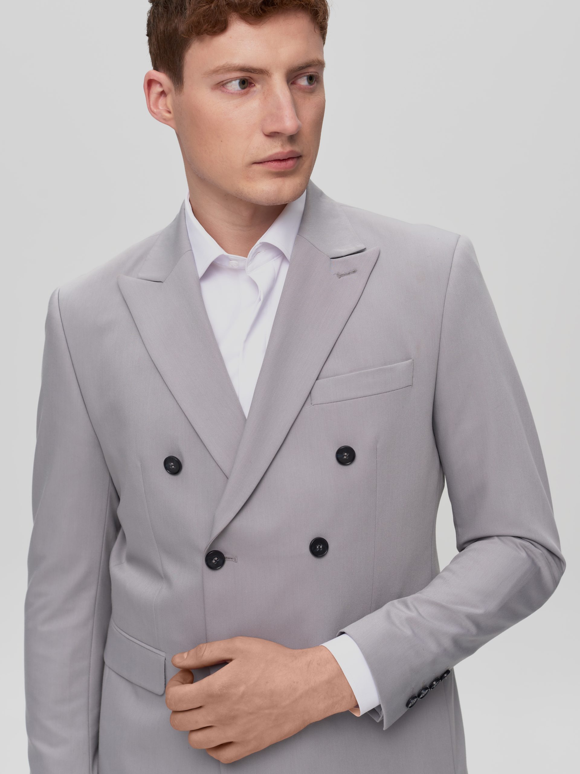 Чоловічий класичний світло-сірий двобортний костюм