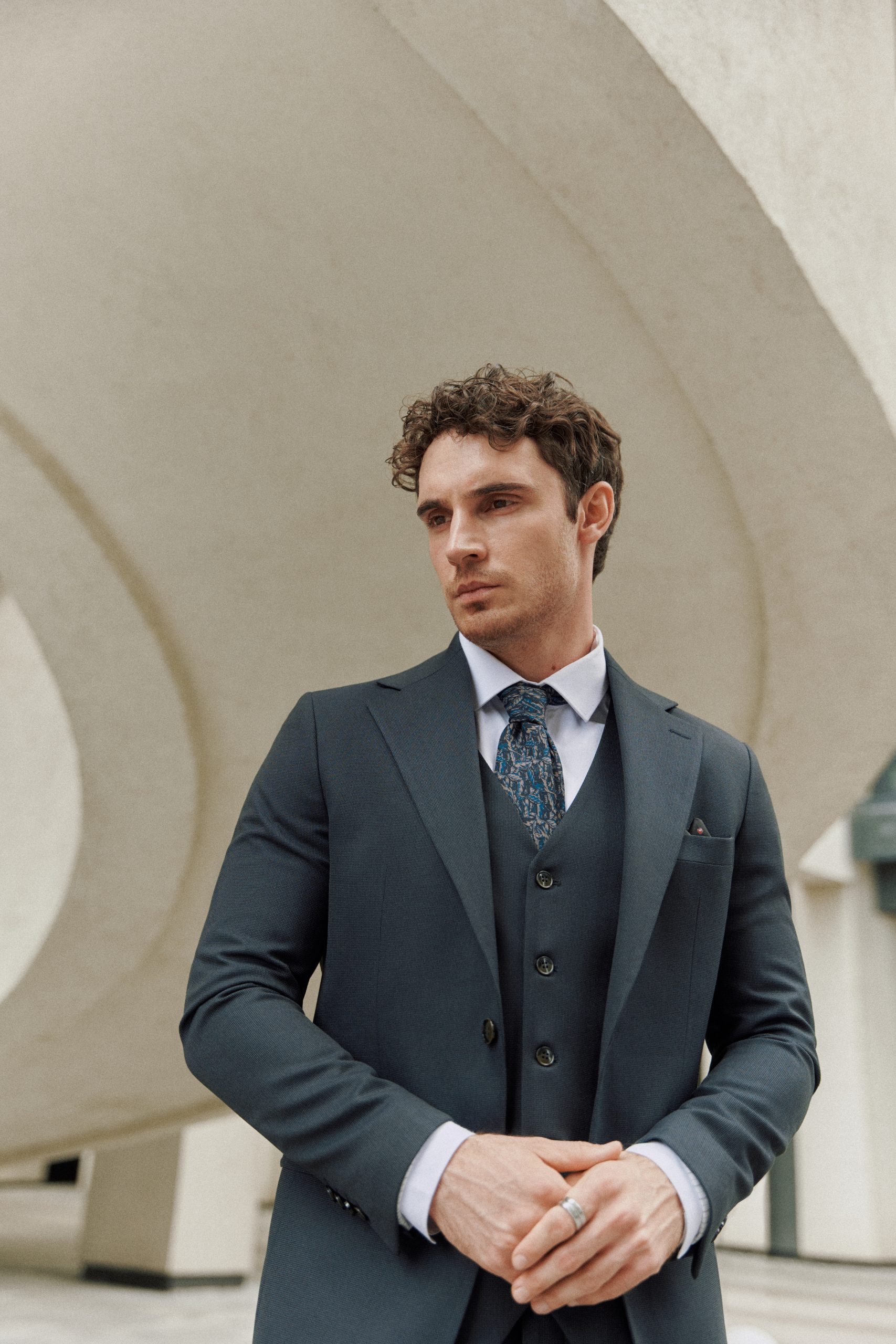 Чоловічий класичний костюм-трійка кольору воронячого крила