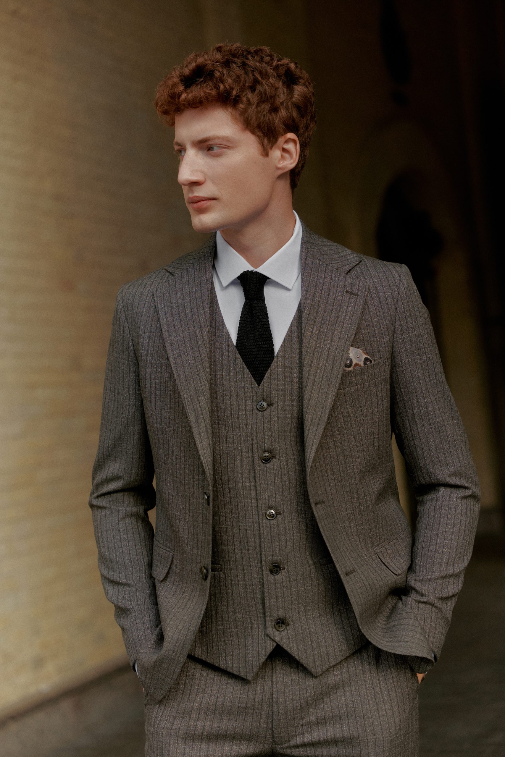 Чоловічий костюм коричневий костюм у смужку