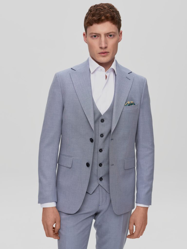 Чоловічий костюм блакитного кольору