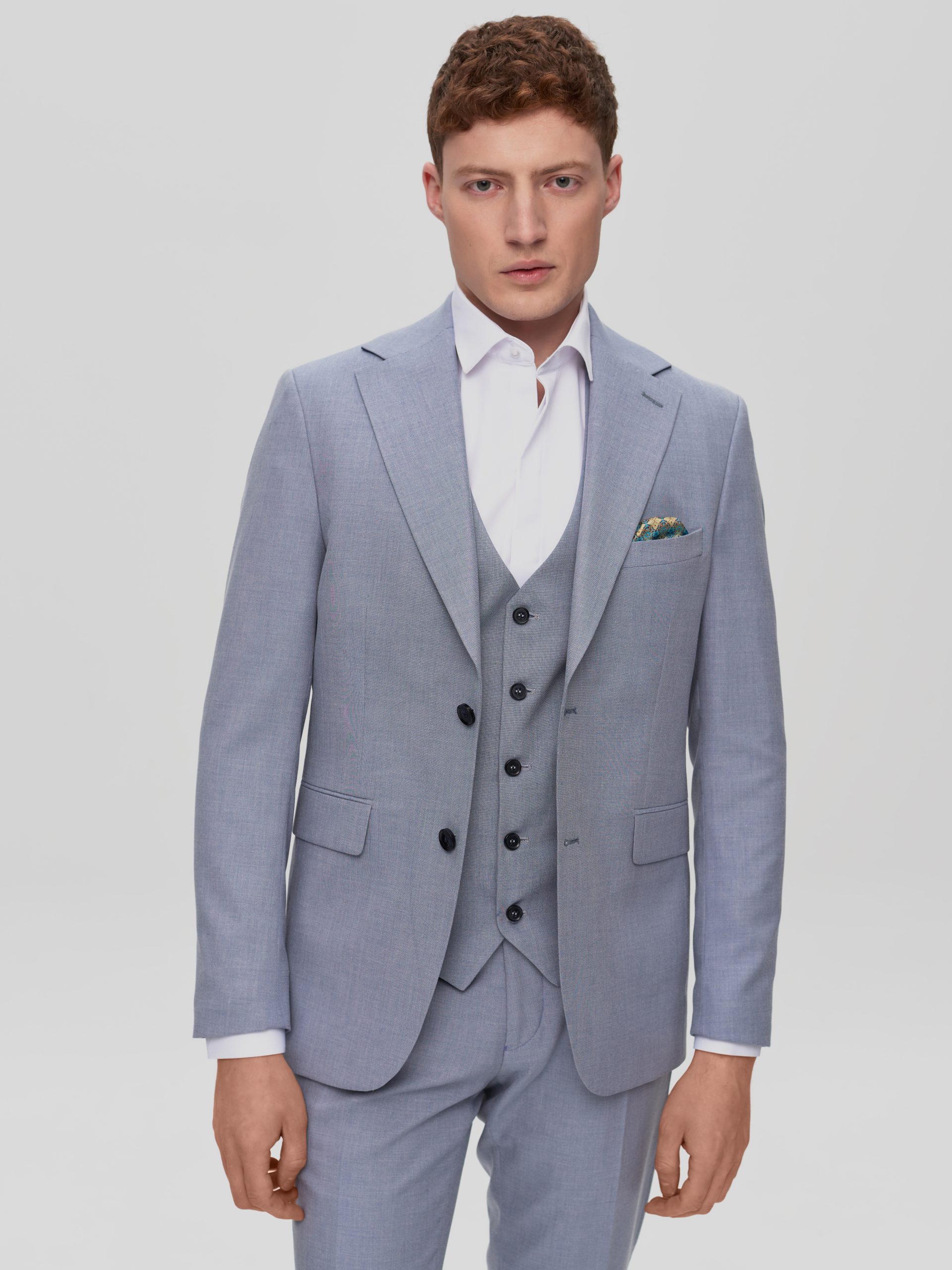 Чоловічий костюм блакитного кольору