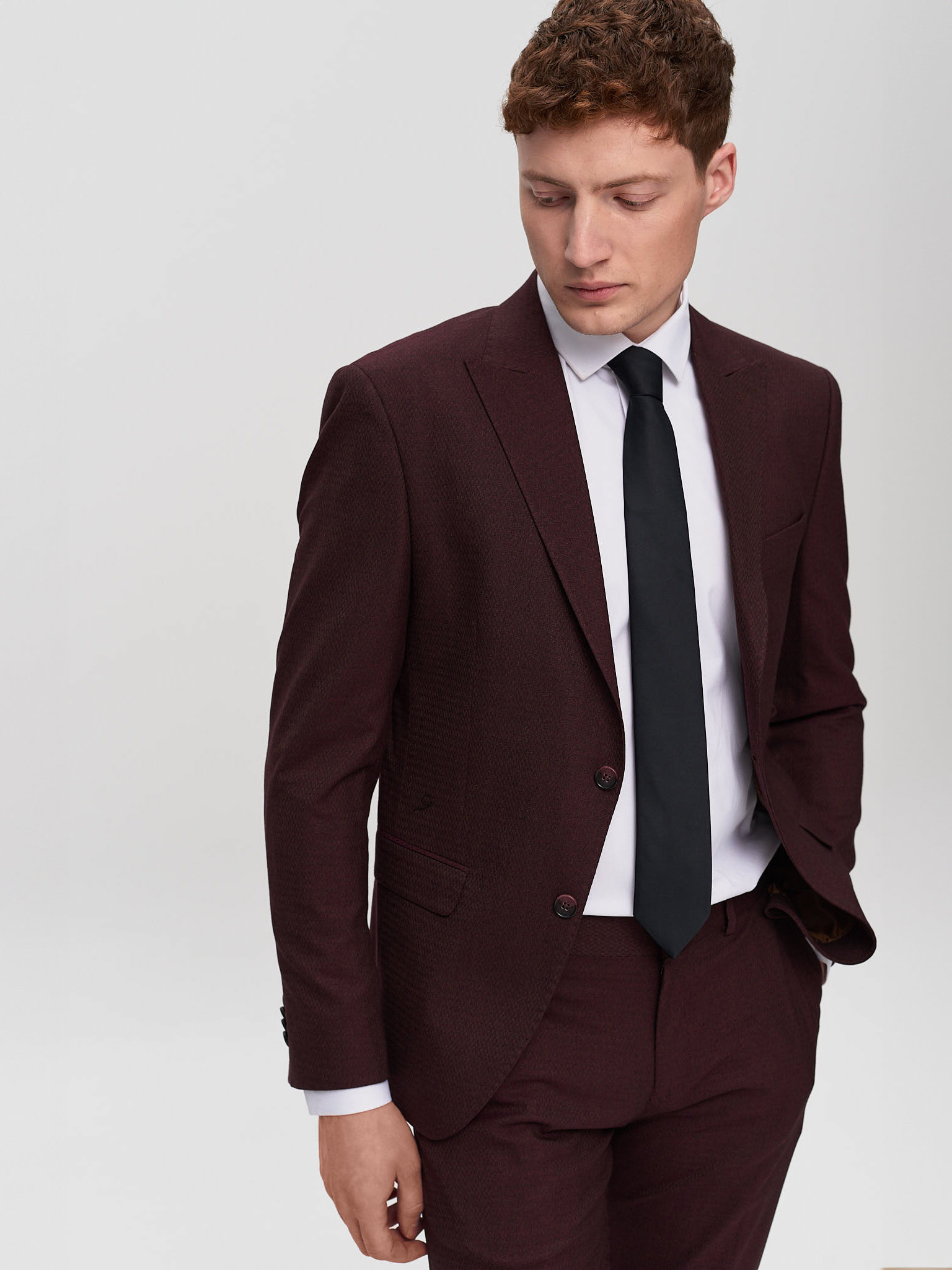 Чоловічий темно-бордовий костюм