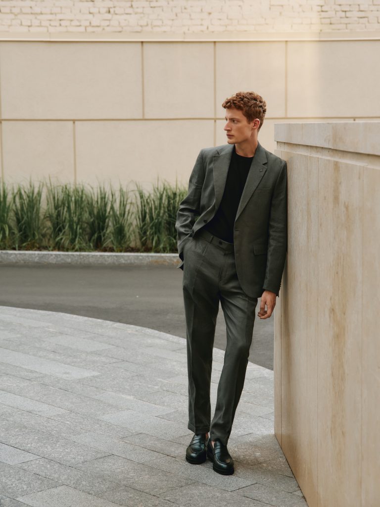 Чоловічий костюм з льону вільного крою