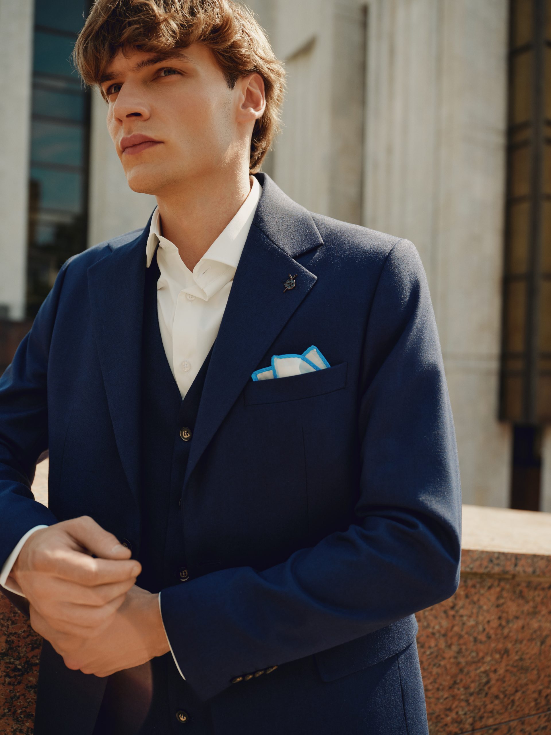 Чоловічий костюм синього кольору