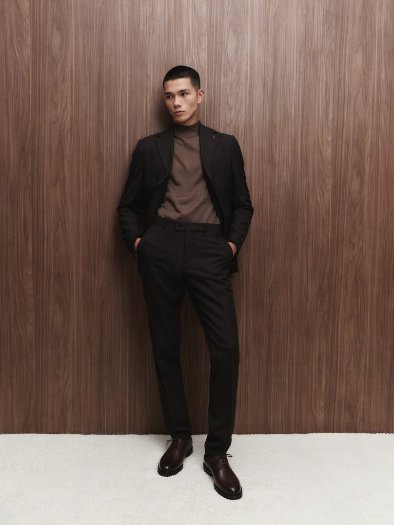 Чоловічий класичний костюм-трійка коричневого кольору