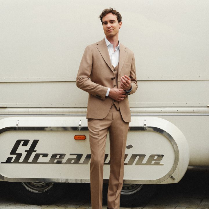 Чоловічий класичний костюм-трійка бежевого кольору