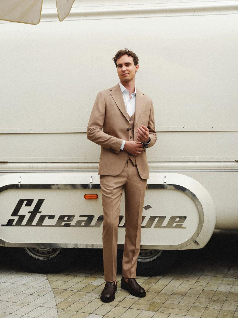 Чоловічий класичний костюм-трійка бежевого кольору