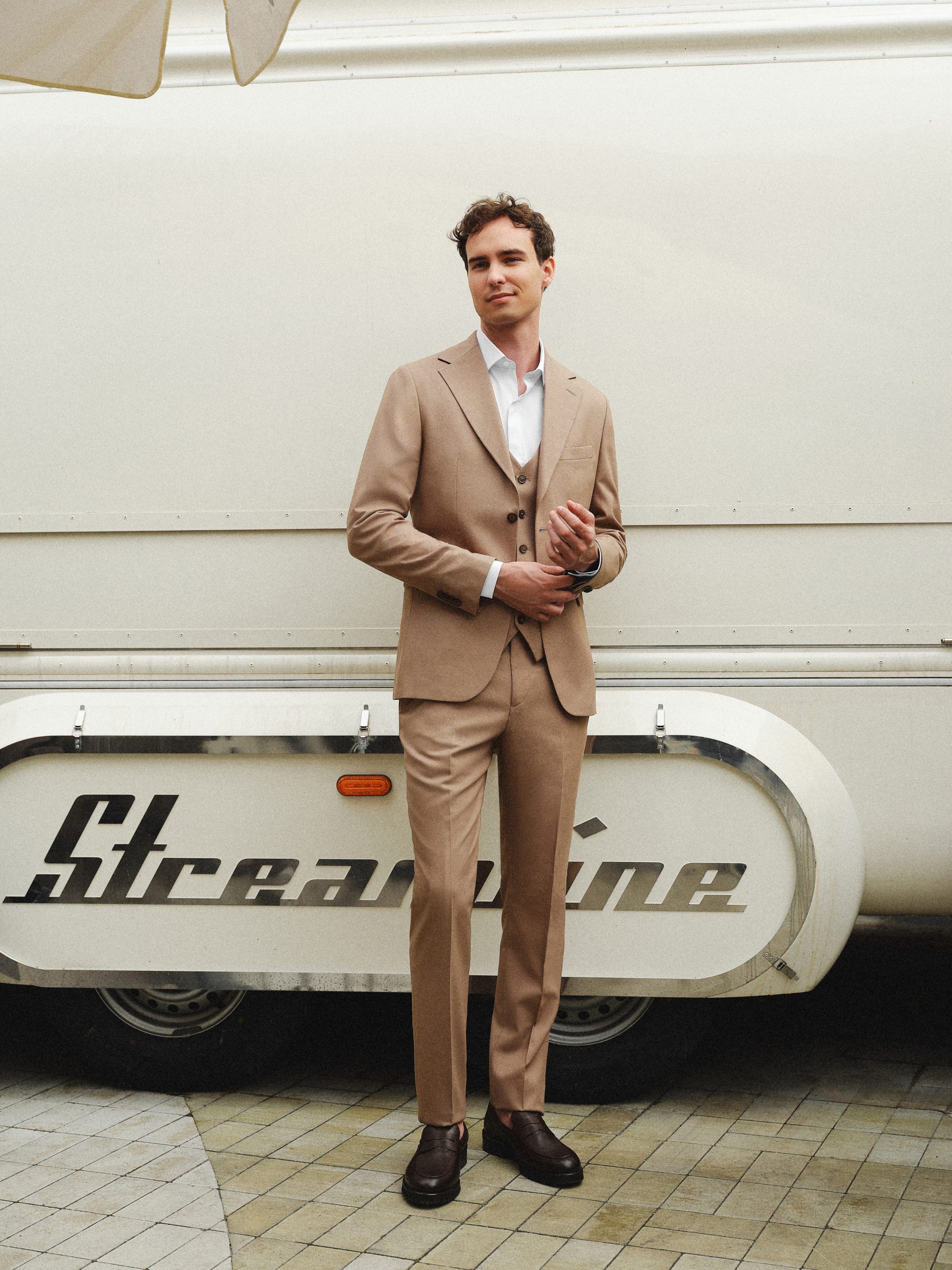 Чоловічий класичний костюм-трійка бежевого кольору