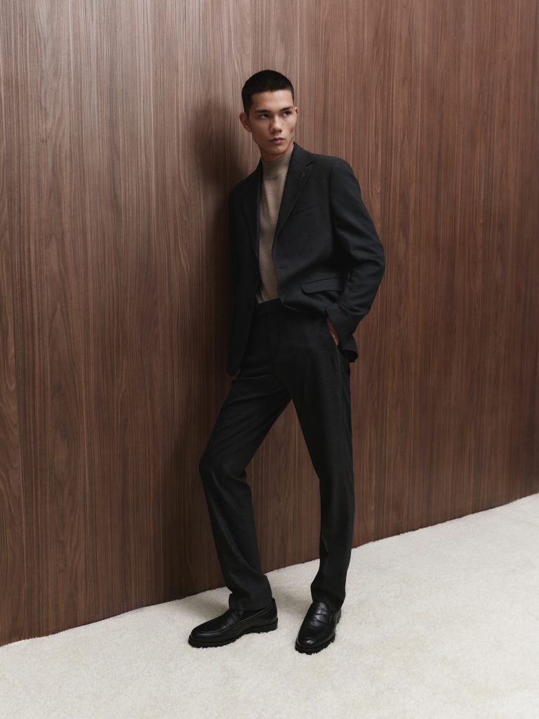 Чоловічий костюм графітового кольору