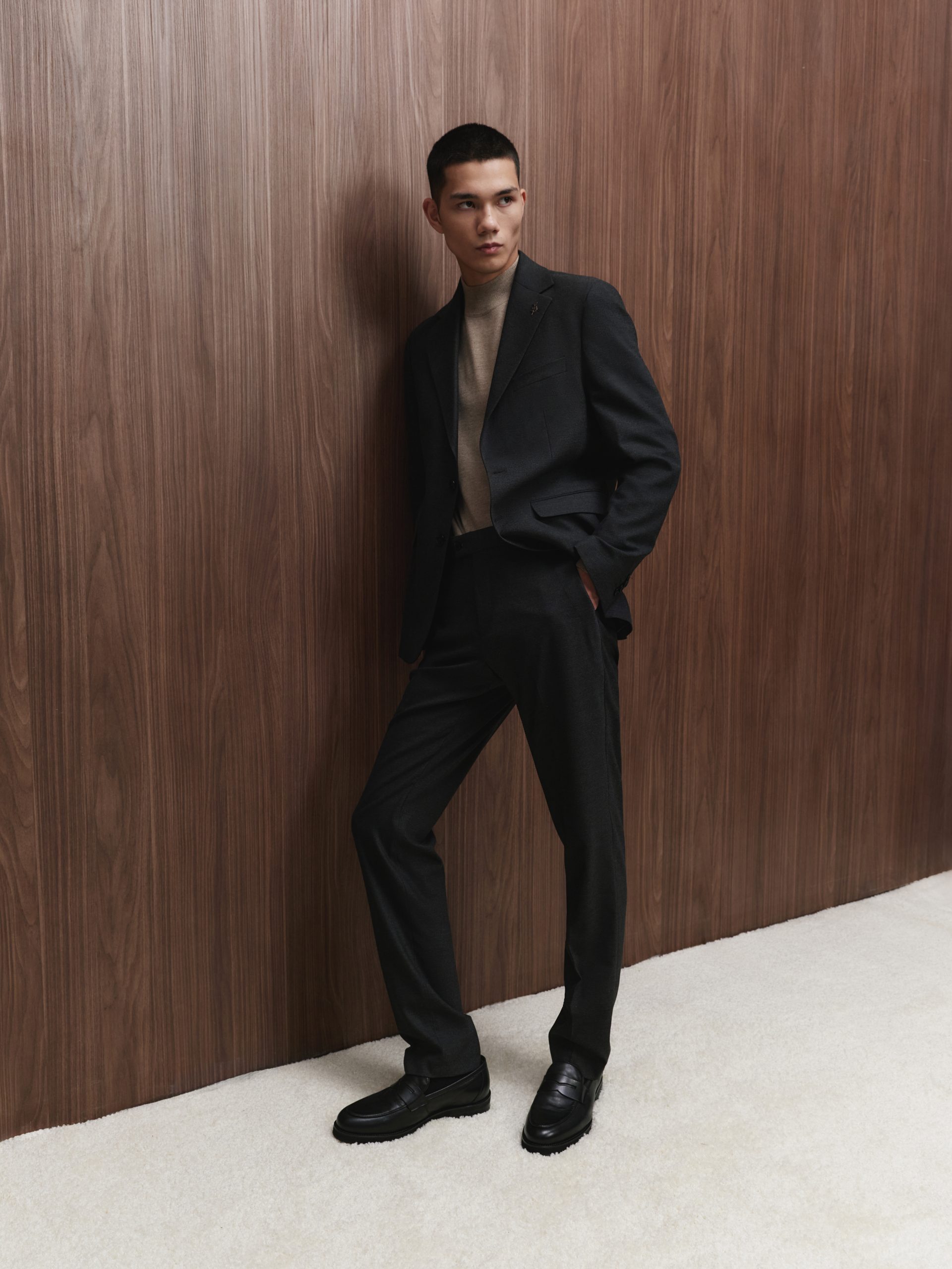 Чоловічий костюм графітового кольору