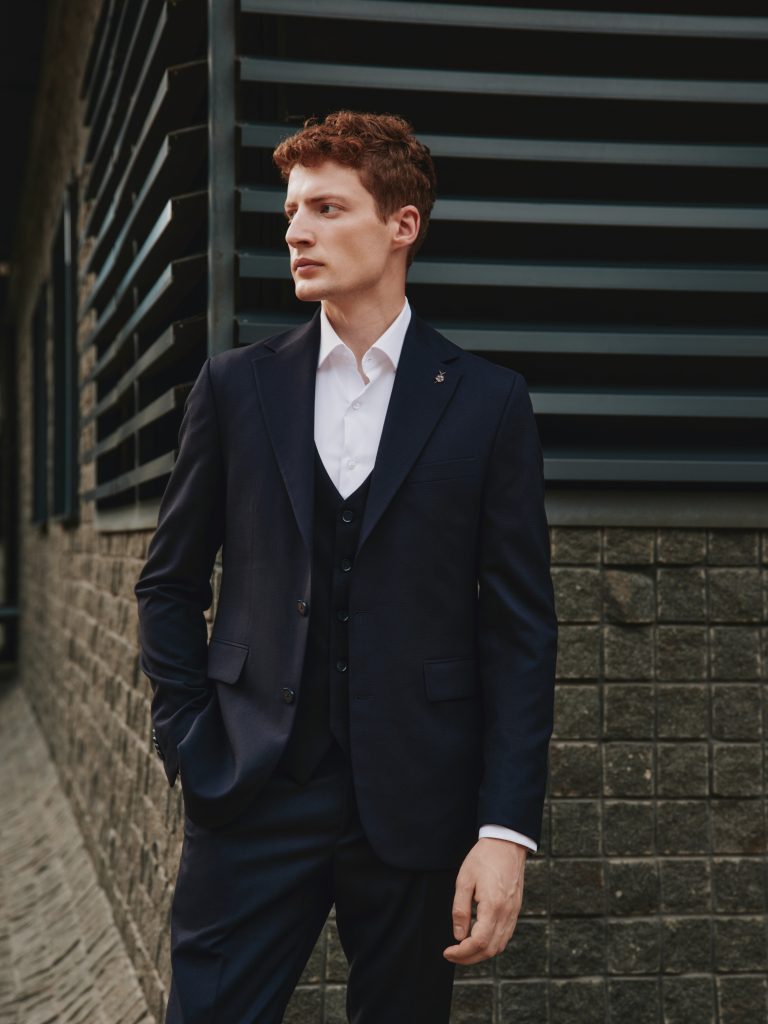 Чоловічий класичний костюм синього кольору зі структурної тканини