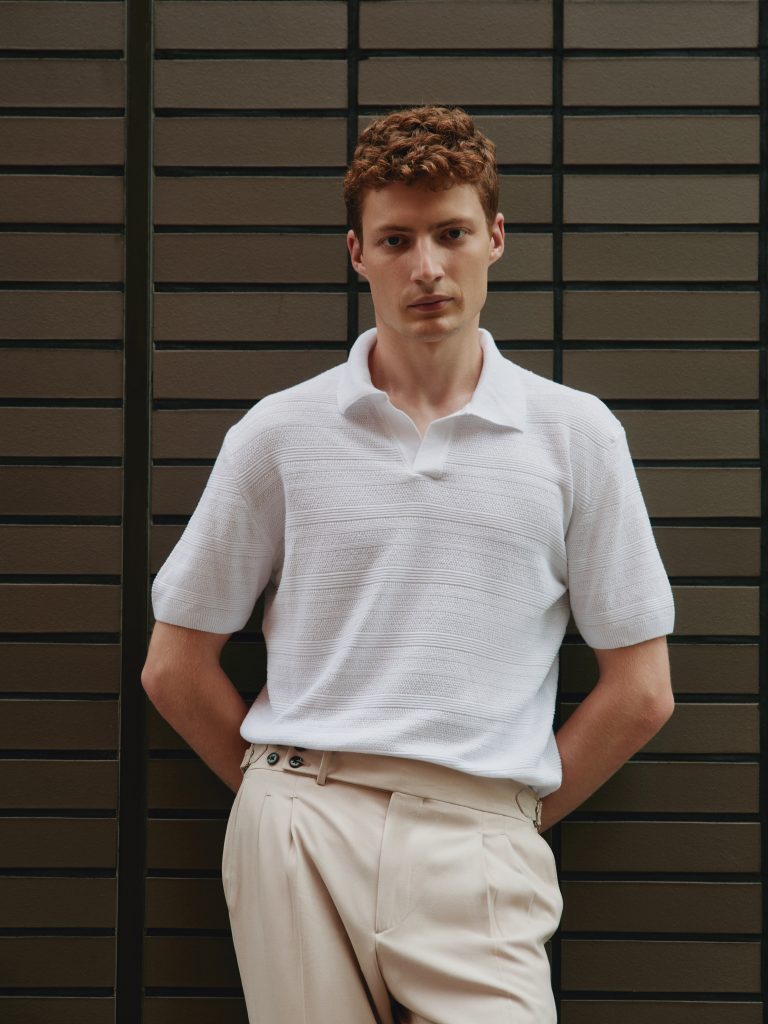 Біле поло без гудзиків