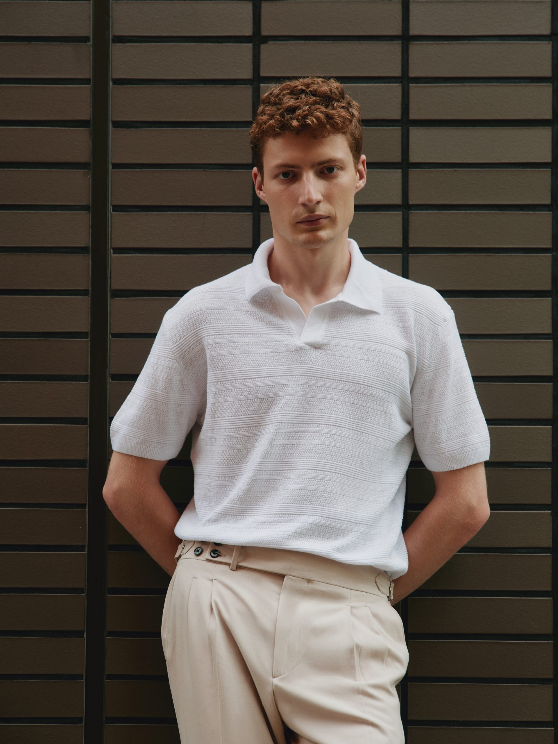 Біле поло без гудзиків