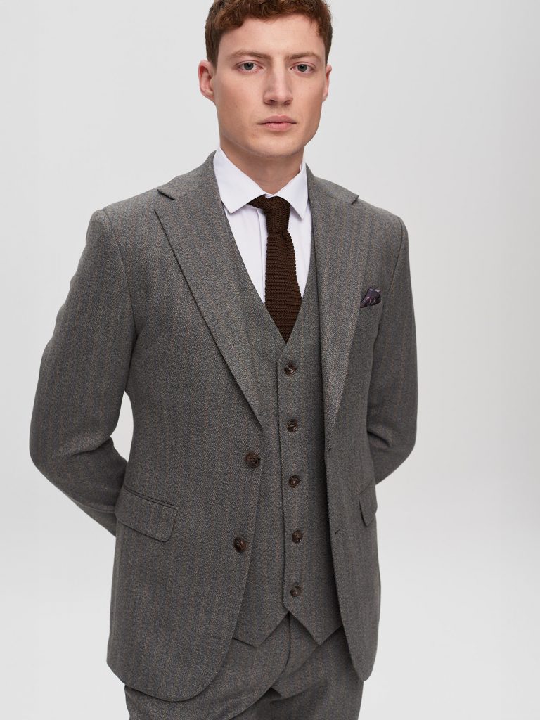 Класичний чоловічий костюм-трійка сірого кольору