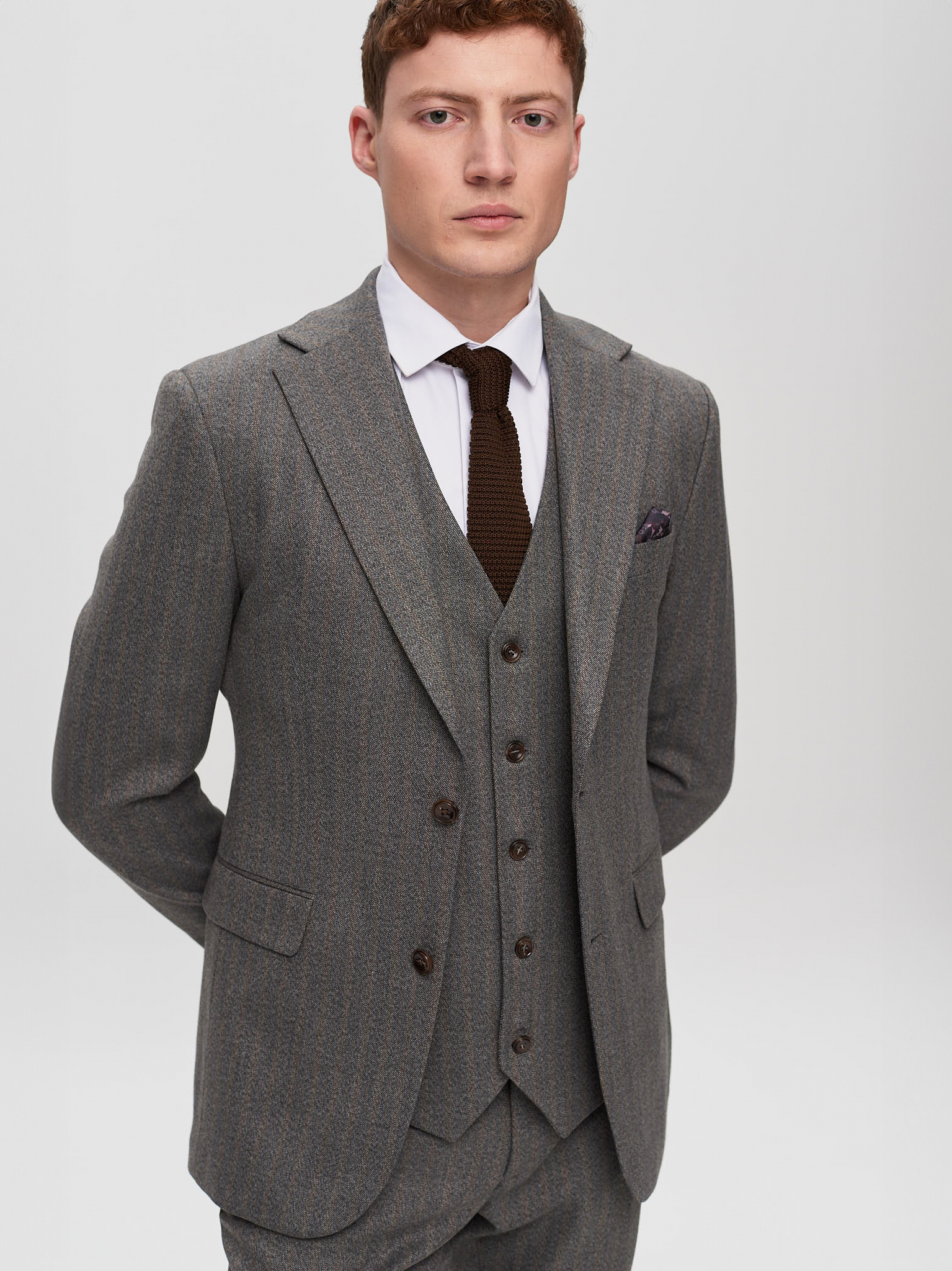 Класичний чоловічий костюм-трійка сірого кольору