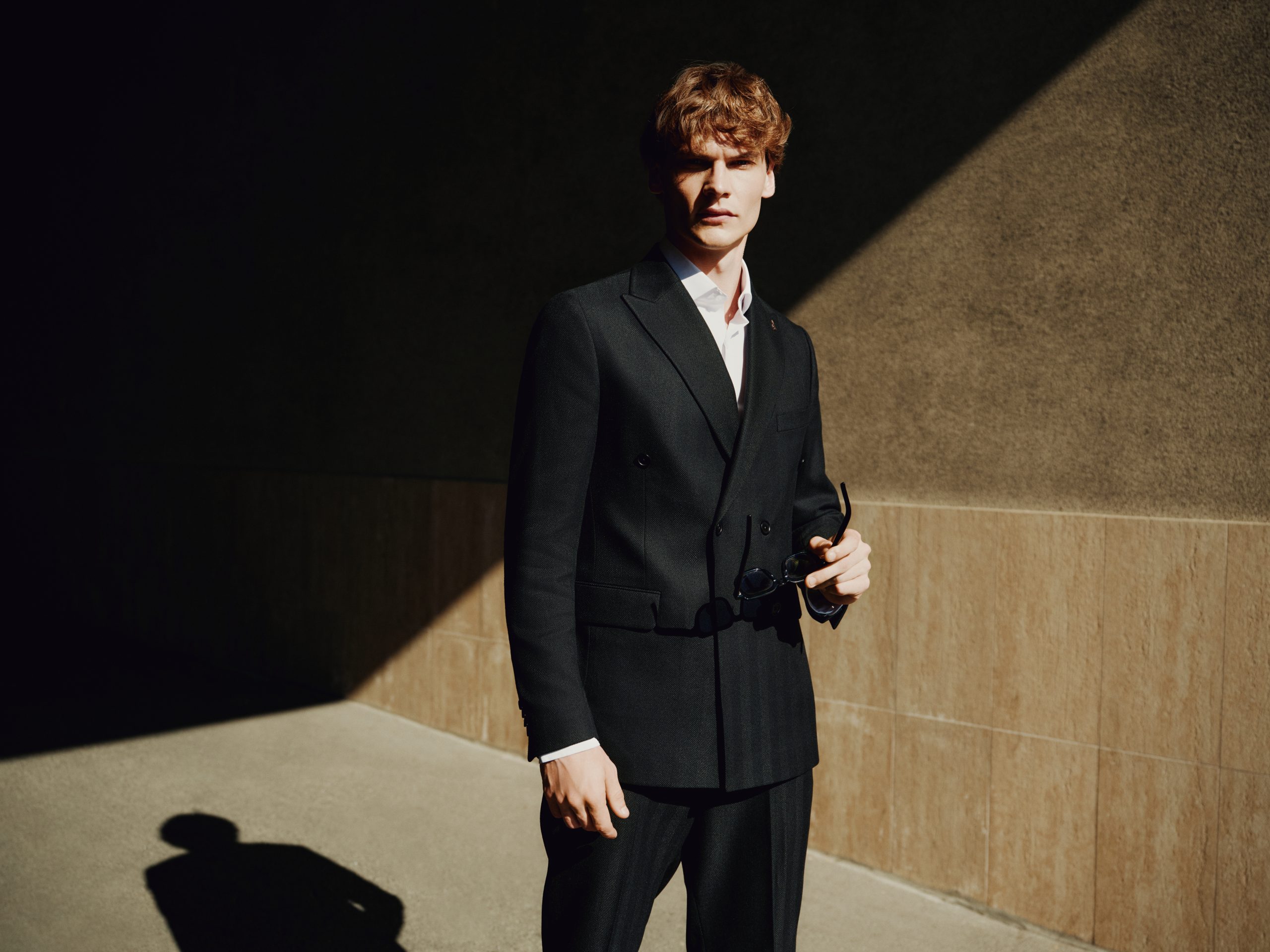 Чоловічий двобортний костюм зі структурної тканини