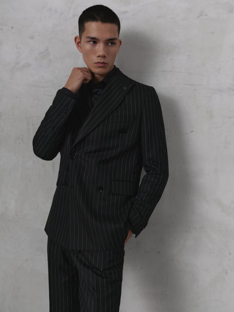Чоловічий чорний двобортний костюм у смужку