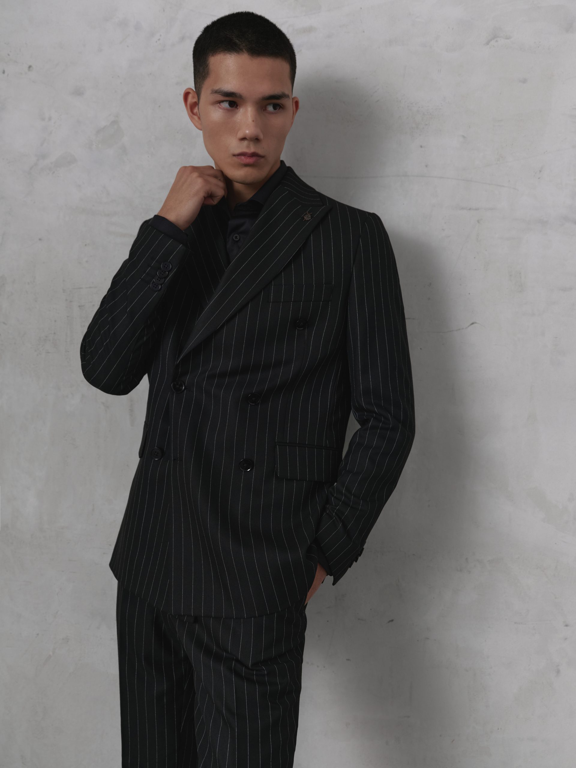 Чоловічий чорний двобортний костюм у смужку