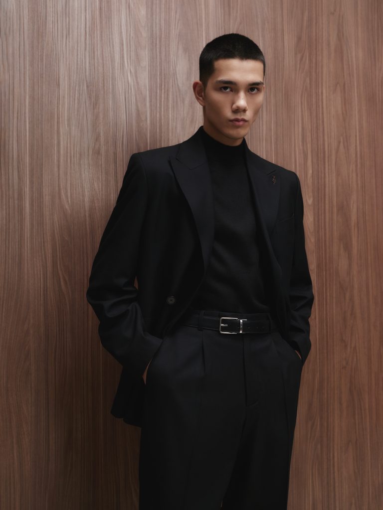 Чоловічий двобортний костюм прямого крою