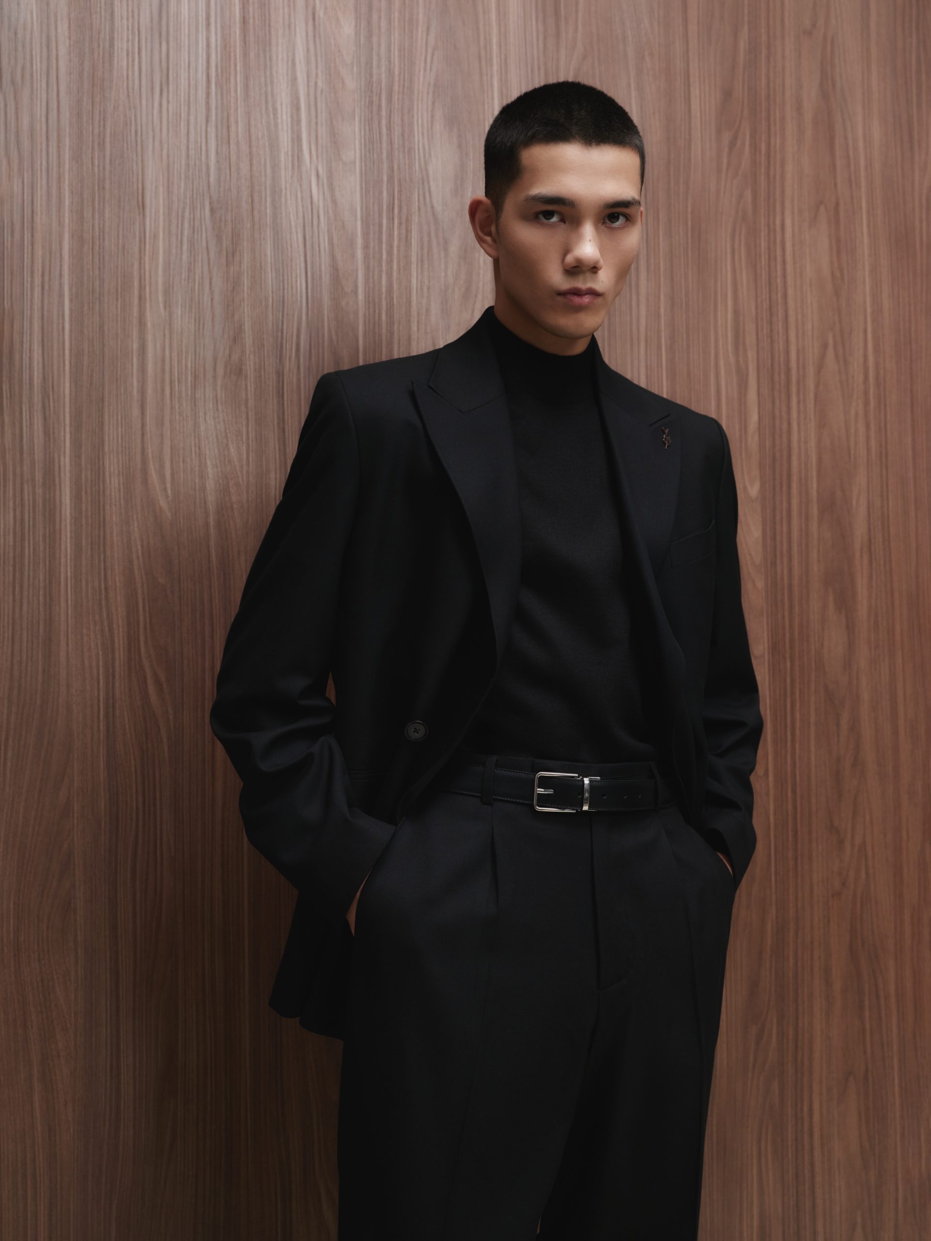 Чоловічий двобортний костюм прямого крою