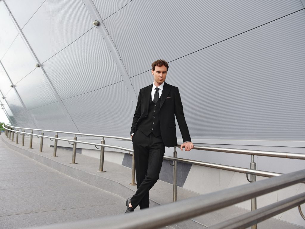 Чоловічий класичний костюм-трійка чорного кольору