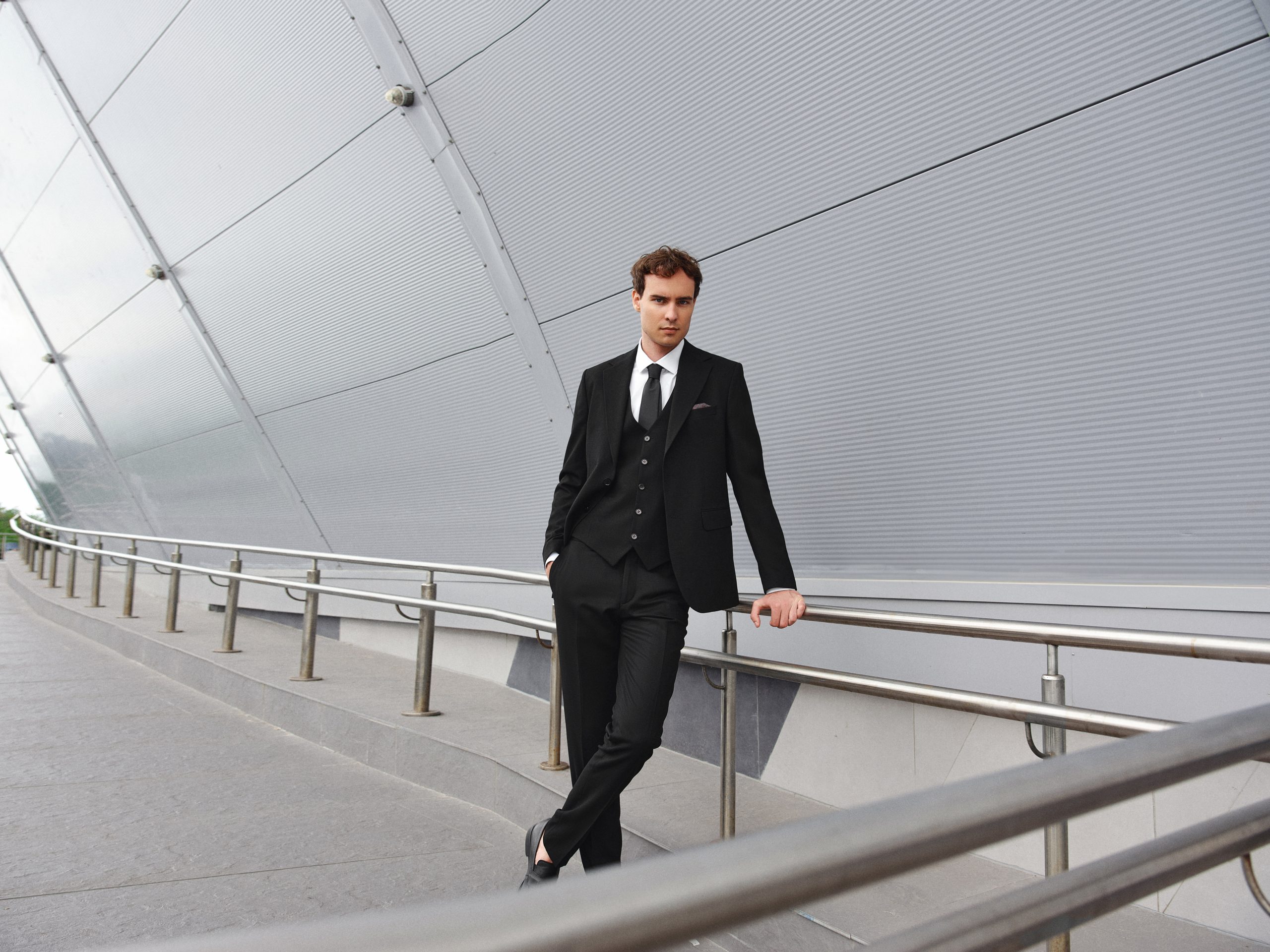 Чоловічий класичний костюм-трійка чорного кольору