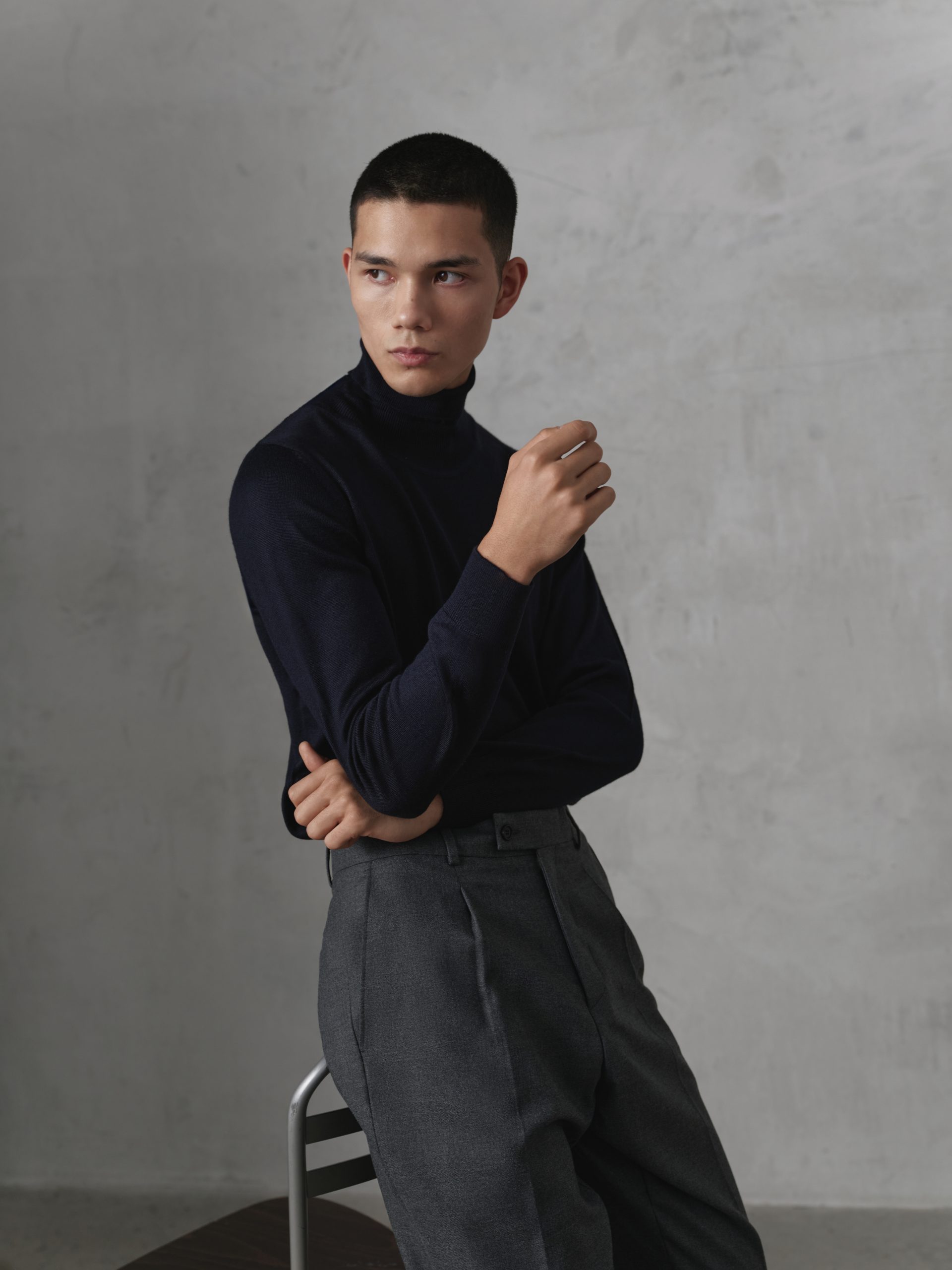 Темно-синій гольф з високим коміром