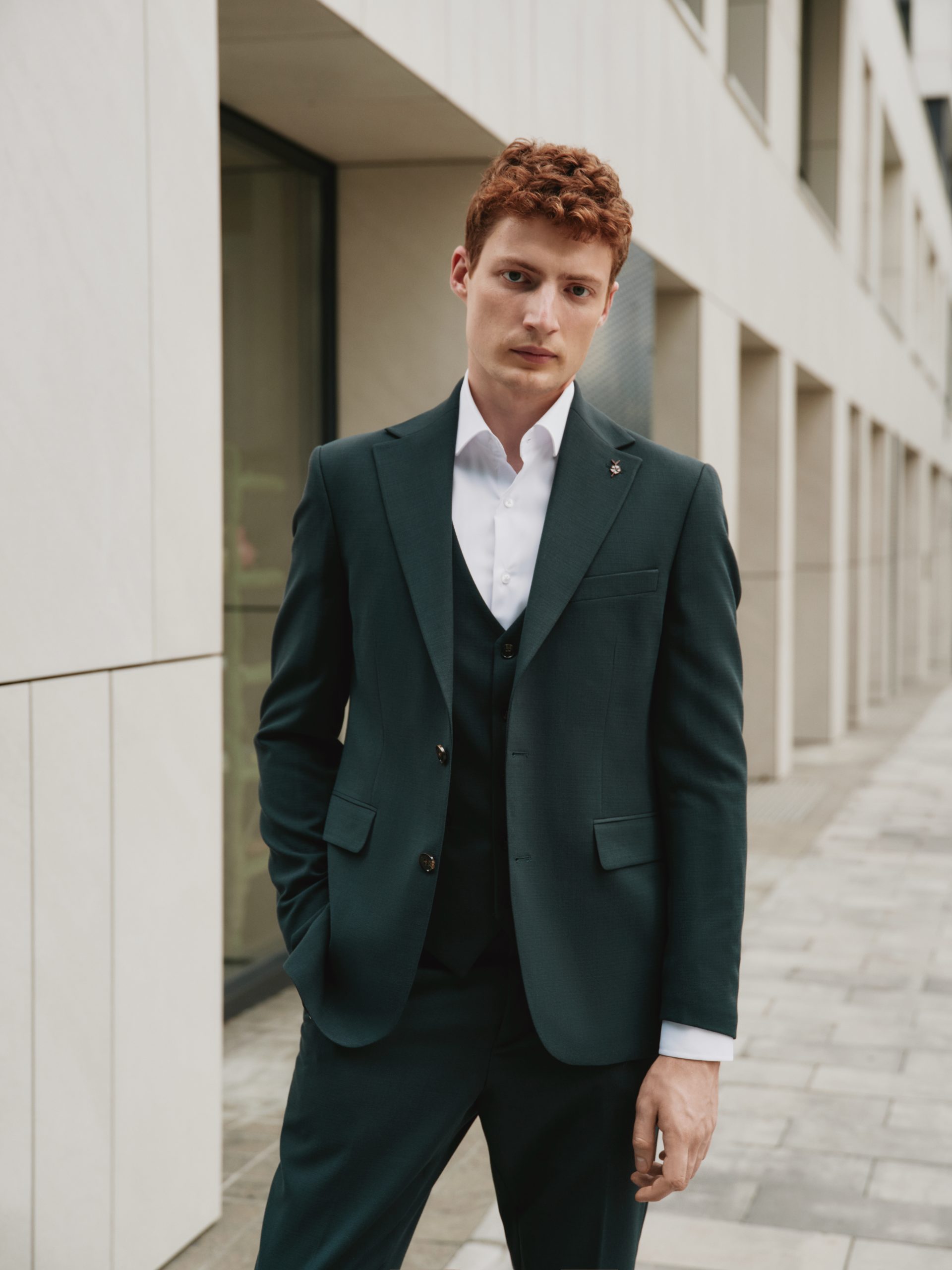 Чоловічий класичний костюм смарагдового кольору