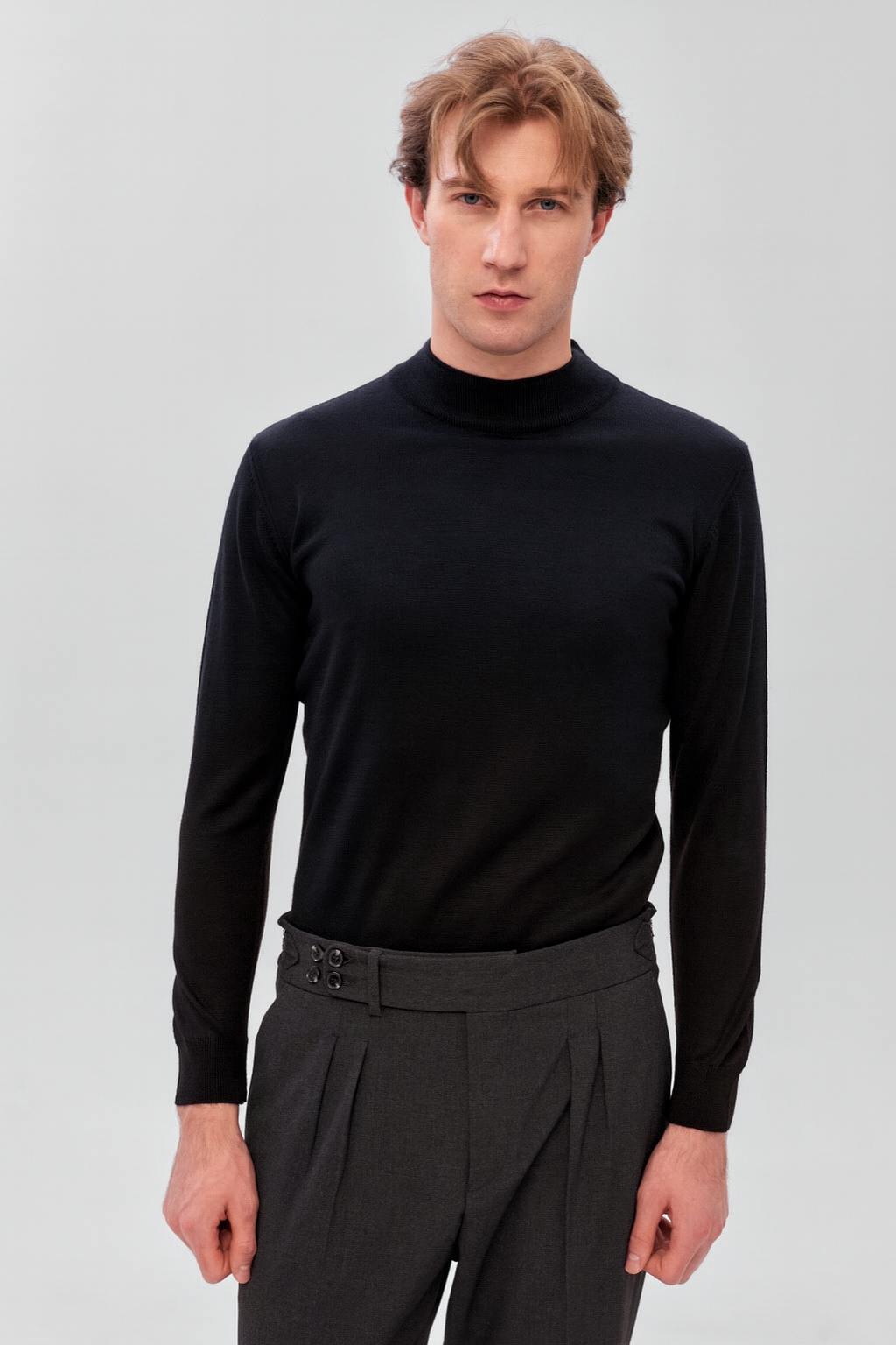 Чоловічий гольф темно-синього кольору