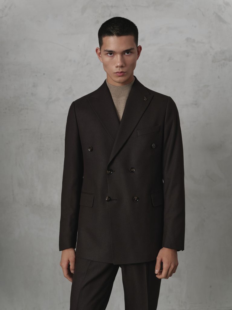 Чоловічий костюм двобортний коричневого кольору
