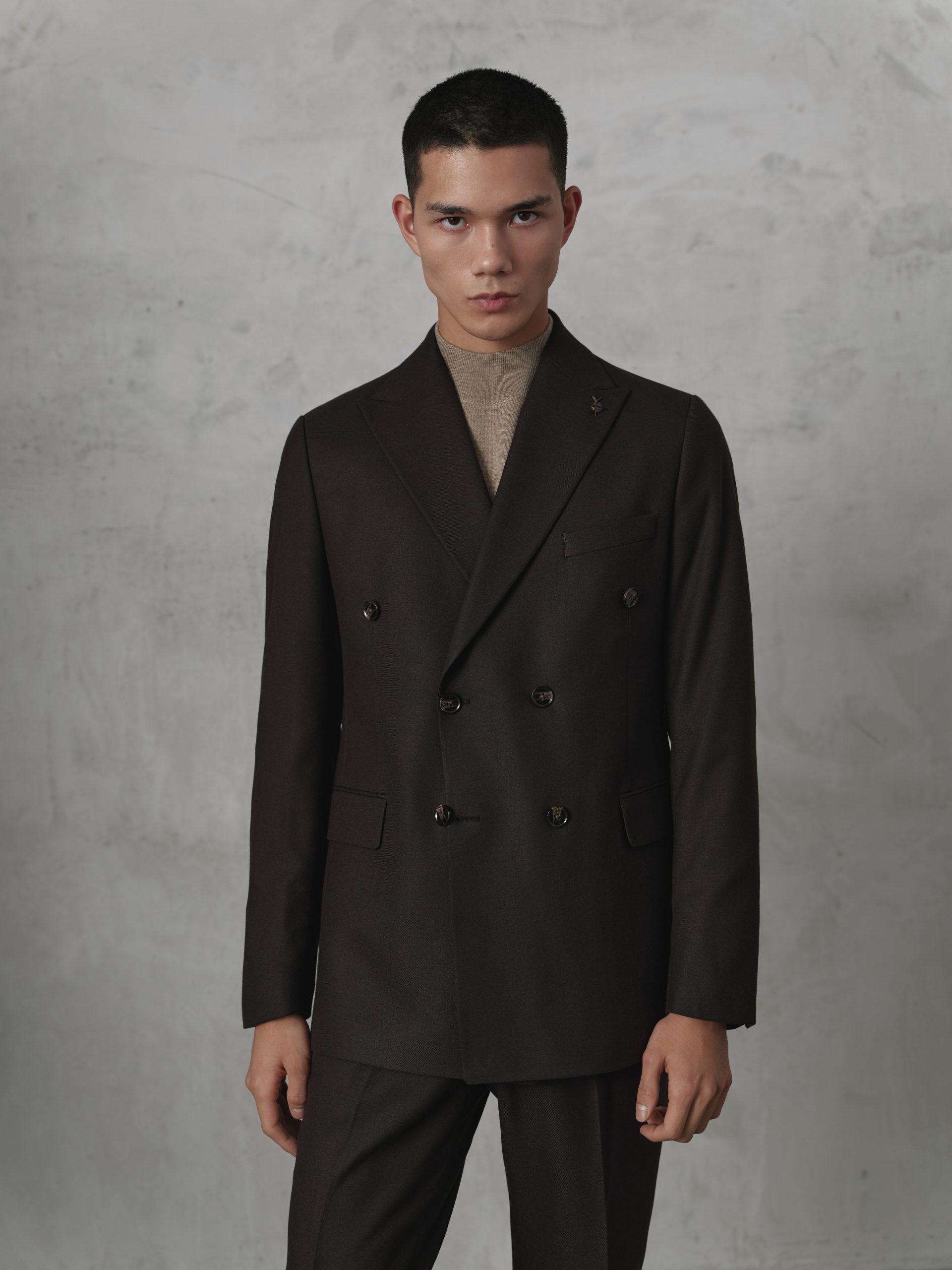 Чоловічий костюм двобортний коричневого кольору